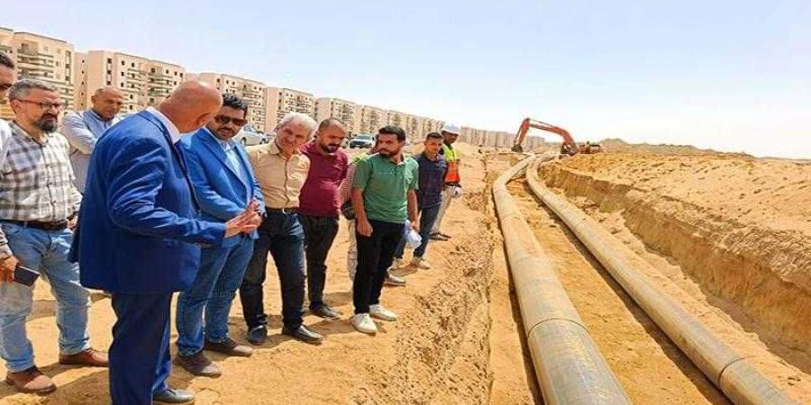 وزير الإسكان يتابع مشروعات المرافق الجاري تنفيذها بالعبور الجديدة والأراضي المضافة لها