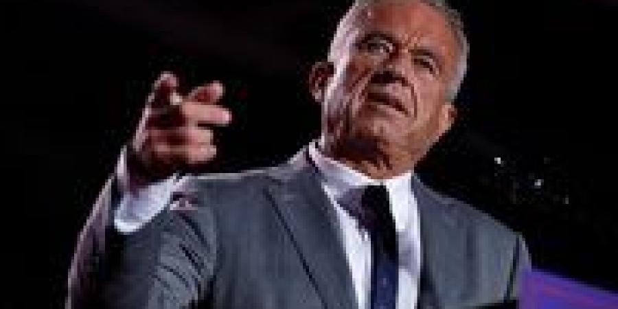 وزير الصحة الأمريكي يقيل جميع أعضاء اللجنة الاستشارية للقاحات