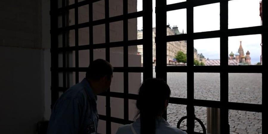 "الإقامة في روسيا" توقف مغربيَّيْن