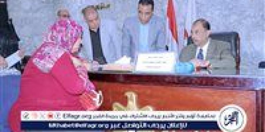 محافظ سوهاج يستمع إلى شكاوى وطلبات المواطنين في اللقاء الجماهيري