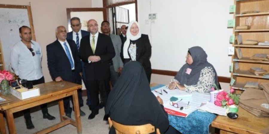 محافظ بني سويف يتفقد كنترول دبلوم المدارس الصناعية «نظام 3 سنوات»