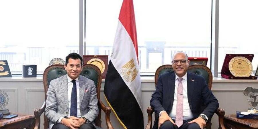 وزير الشباب والرياضة يلتقي وزير العمل لبحث التعاون في مجالات التوظيف والتدريب المهني