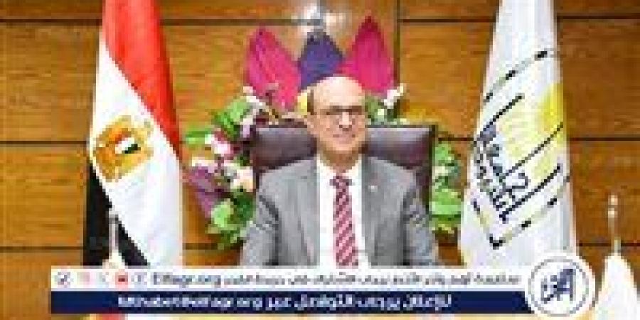 رئيس جامعة أسيوط يتلقى تقريرًا حول متابعة سير العمل بالمدن الجامعية والقرية الأوليمبية