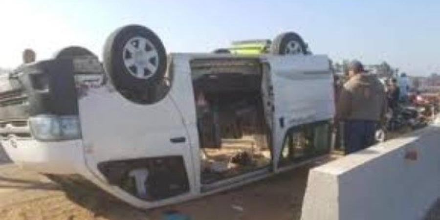 سقوط 15 مصابا في انقلاب ميكروباص بطريق إسكندرية الصحراوى