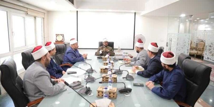 أمين (البحوث الإسلامية) يتفقد إدارات المجمع ويشدد على أهمية العمل الجماعي وتطوير الأداء