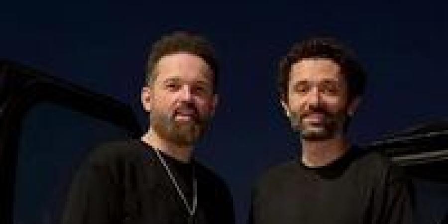 بهذه الطريقة.. محمد محمود عبد العزيز يحتفل بعيد ميلاد شقيقه