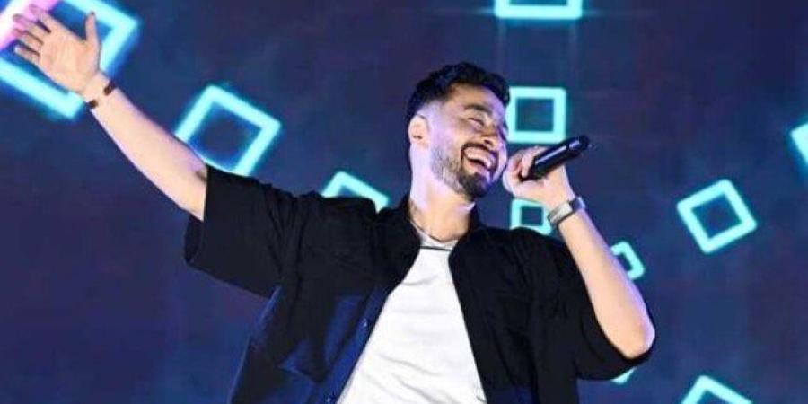 حمادة هلال يُشعل حماس جمهوره في القاهرة الجديدة بأغانيه «صور»