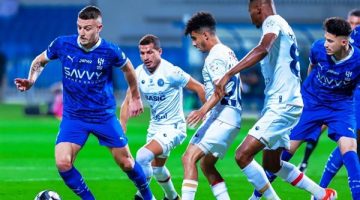 الهلال يتقدم على ضمك بهدف في الشوط الأول