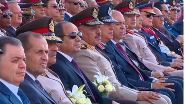 السيسي يشهد العرض الجوي على هامش افتتاح معرض مصر الدولي للطيران والفضاء