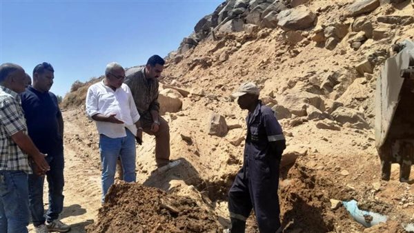 محافظ أسوان يوجه بمتابعة الأعمال الجارية بمشروعات قطاع مياه الشرب والصرف الصحي