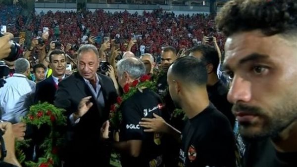 محمود الخطيب يحتفل بلاعبي الأهلي بالورود بعد التتويج بلقب الدوري