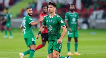 الأهلي يتقدم على الهلال بهدف مبكر في الكلاسيكو السعودي