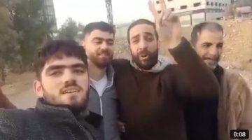 من بينهم محكوم عليهم بالإعدام وأطفال.. فيديو يوثق لحظة تحرير السجناء بسوريا